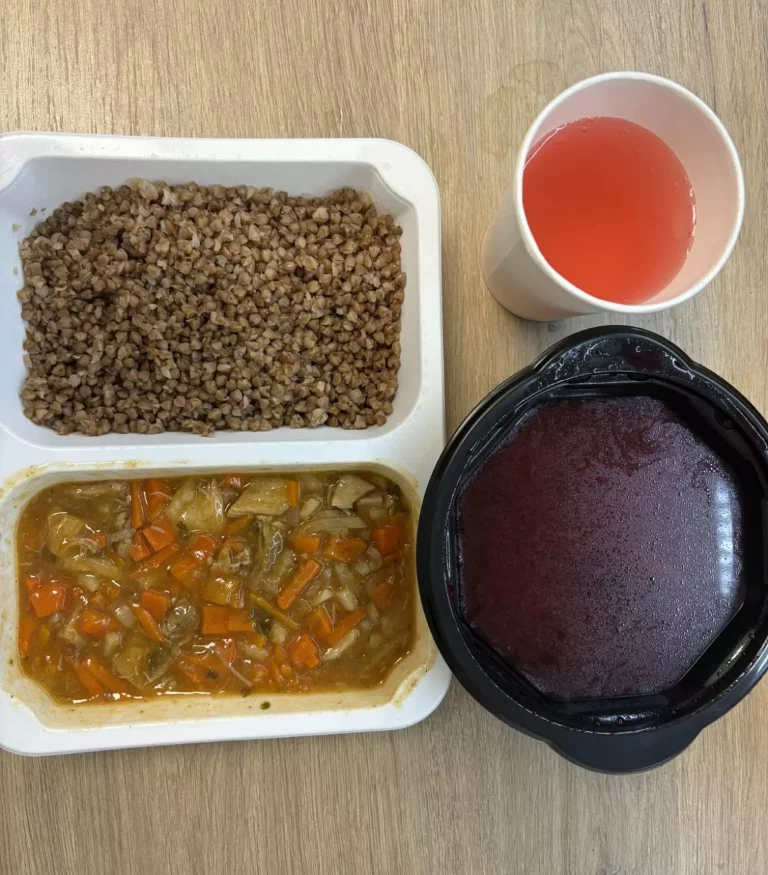 Obiad: Dieta z ograniczeniem węglowodanów łatwoprzyswajalnych (Chorzów, Sosnowiec) botwinka z ziemniakami – gulasz z szynki wieprzowej z warzywami – kasza gryczana – kompot
A: GLU, MLE, SEL 
