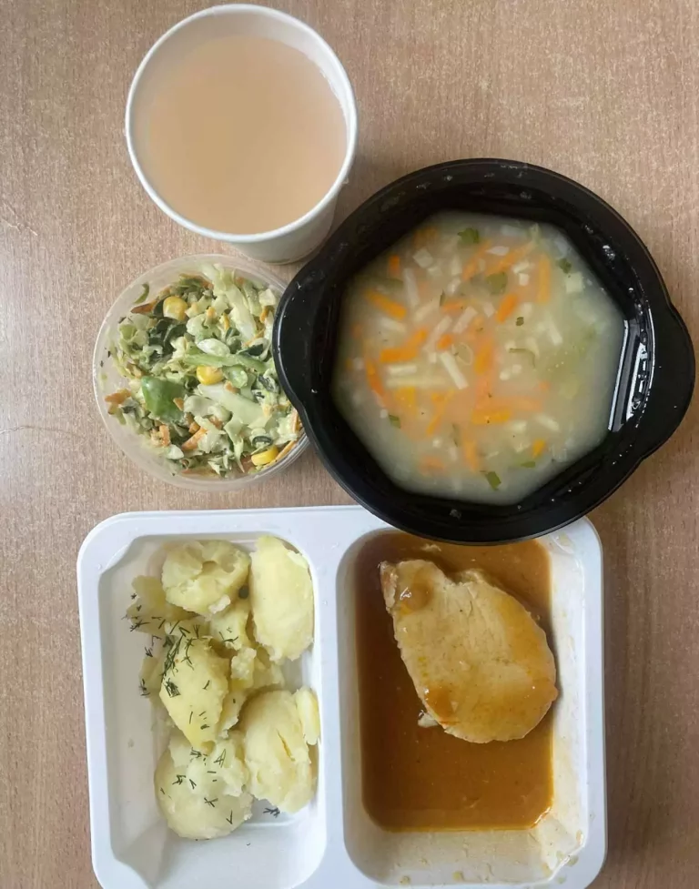 Obiad: dieta z ograniczeniem węglowodanów łatwoprzyswajalnych (Chorzów, Sosnowiec) 
Zupa jarzynowa z ziemniakami – schab gotowany – sos  własny z pietruszką– surówka z białej kapusty – ziemniaki – kompot
A: GLU, MLE 
