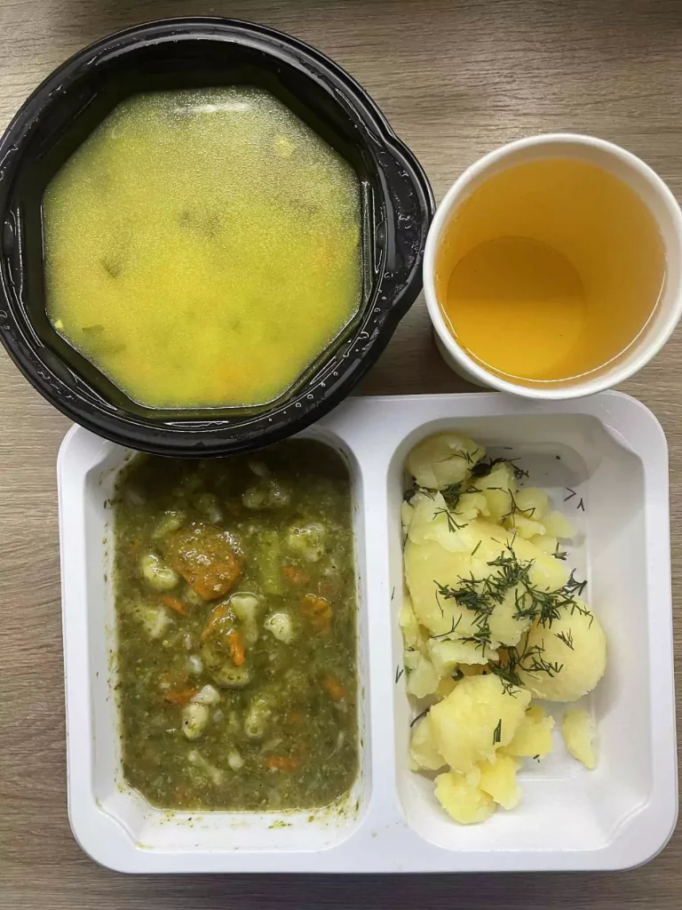 Obiad: dieta z ograniczeniem węglowodanów łatwoprzyswajalnych (Chorzów, Sosnowiec) 
Zupa curry z cukinią i ryżem brązowym – szpinakowy sos z duszonymi warzywami – ziemniakami – kompot
A: GLU, MLE 

