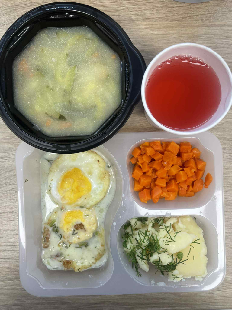 Obiad: dieta podstawowa (Chorzów, Sosnowiec) Zupa ogórkowa z ryżem brązowym – jajka gotowane w sosie koperkowym – marchewka duszona – ziemniaki – kompot
A: GLU, JAJ, MLE, SEL 
