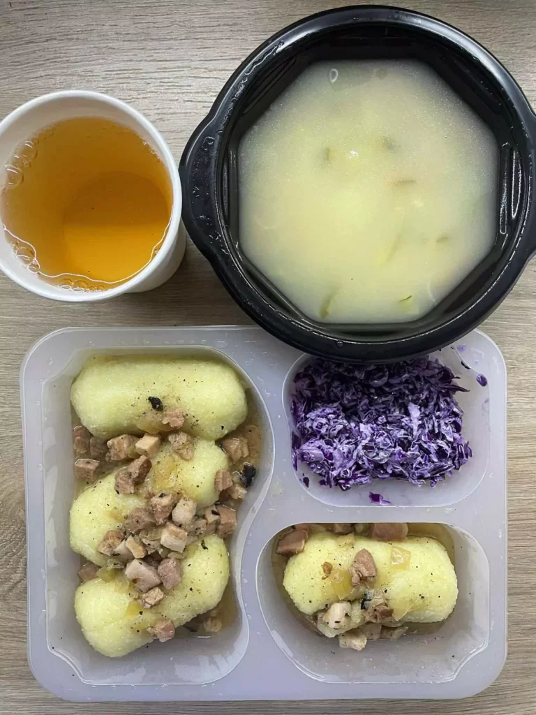 Obiad: dieta podstawowa (Chorzów, Sosnowiec) 
Zupa ogórkowa z ziemniakami – pyzy z mięsem – surówka z kapusty czerwonej – kompot
A: GLU, JAJ, MLE, SEL
