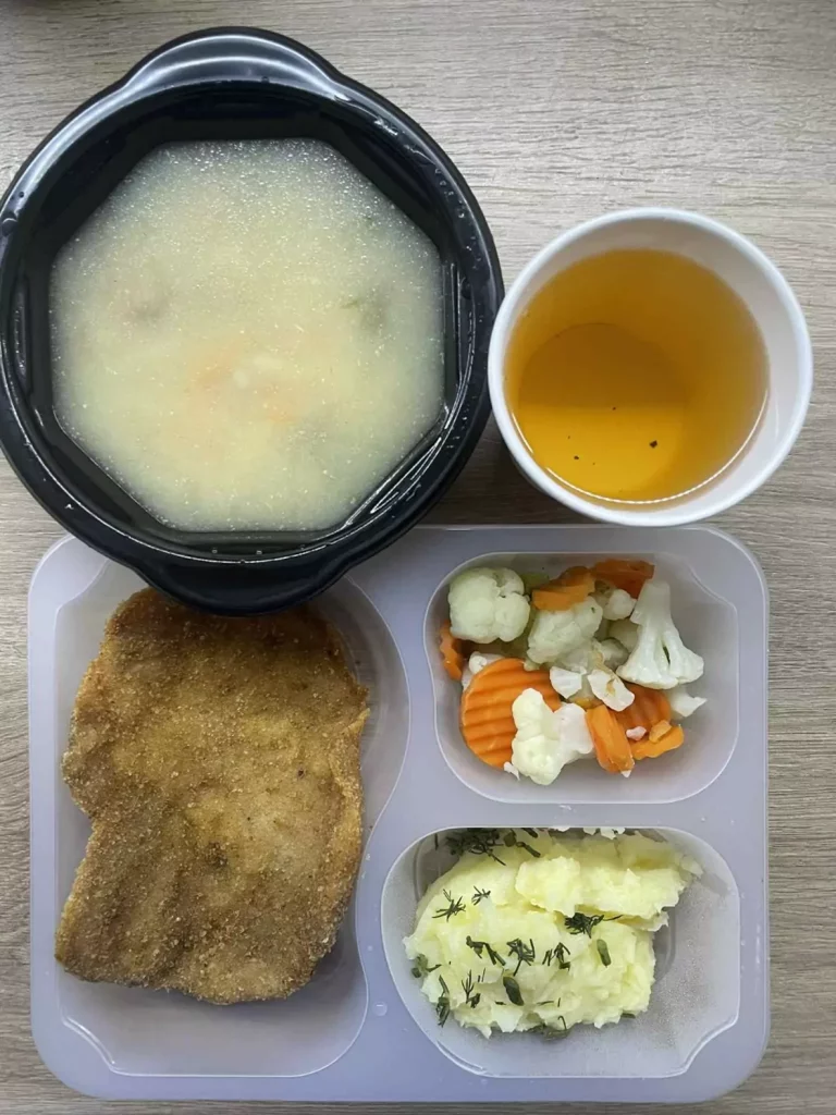 Obiad: dieta podstawowa (Chorzów, Sosnowiec) 
Zupa koperkowa z brązowym ryżem – kotlet schabowy pieczony – bukiet warzyw gotowanych – ziemniaki – kompot
A: GLU, JAJ, MLE, SEL 
