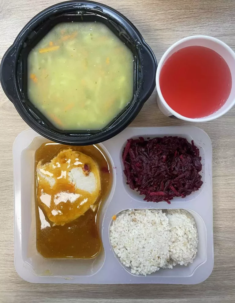 Obiad: dieta podstawowa (Chorzów, Sosnowiec) 
Zupa szpinakowa z ziemniakami – roladka drobiowa – buraczki tarte – kasza jęczmienna – kompot
A: GLU, MLE, SEL 
