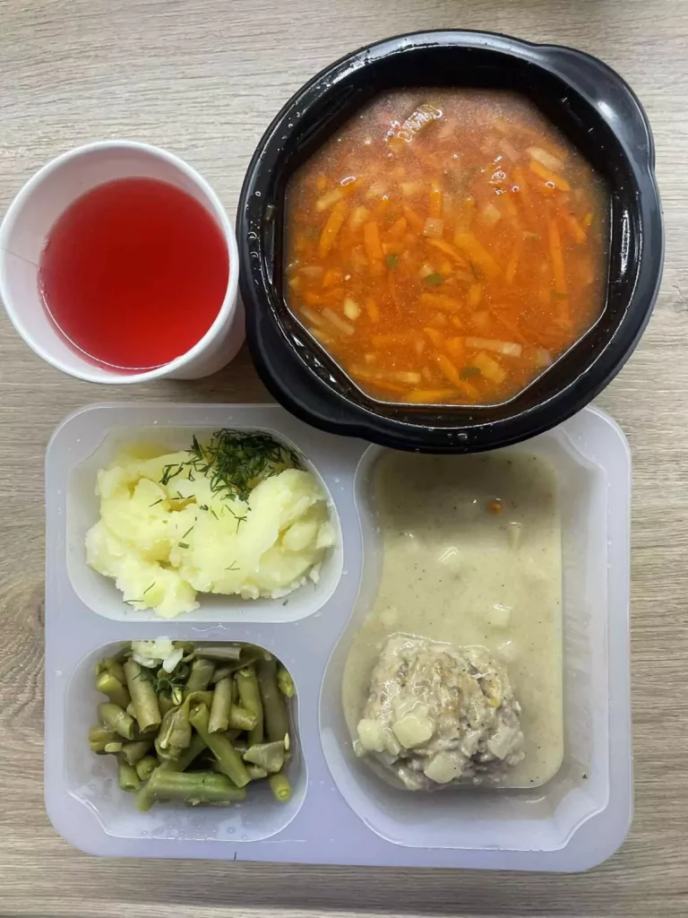 Obiad: dieta podstawowa (Chorzów, Sosnowiec) 
Zupa pomidorowa z ryżem brązowym – pulpet gotowany z mięsa wieprzowego – sos selerowy – fasolka szparagowa – ziemniaki – kompot
A: GLU, JAJ, MLE, SEL 
