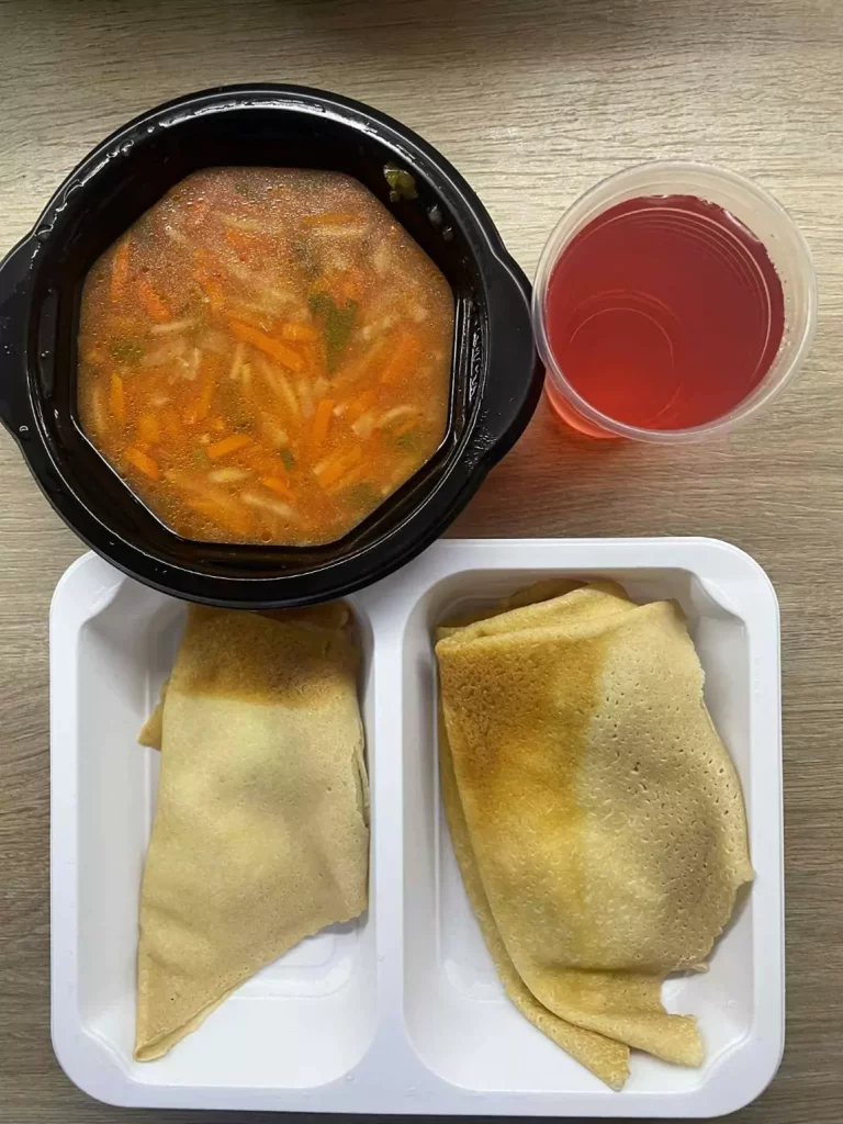 Obiad: dieta podstawowa (Chorzów, Sosnowiec) 
Zupa pomidorowa z makaronem pełnoziarnistym – naleśniki – twarożek do naleśników – kompot
A: GLU, JAJ, MLE 
