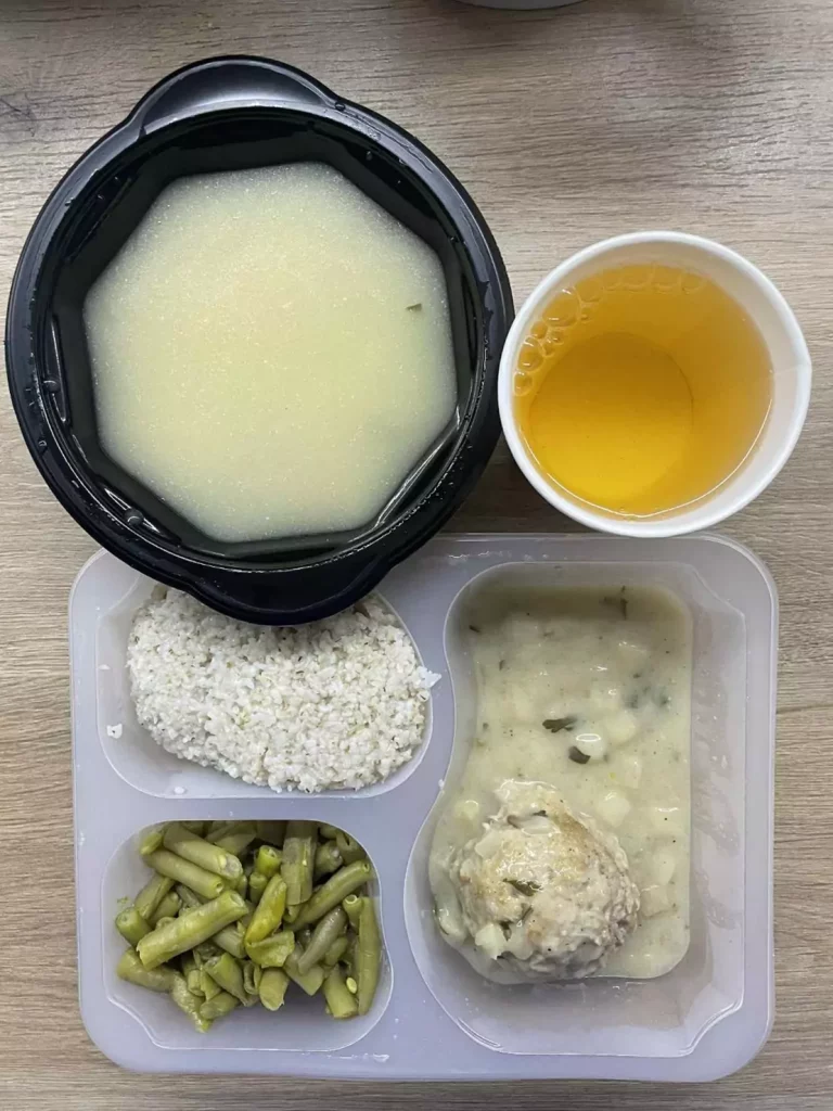 Obiad: dieta podstawowa (Chorzów, Sosnowiec) 
Zupa z ciecierzycą – pulpet gotowany z mięsa wieprzowego – sos selerowy – fasolka szparagowa gotowana – kasza jęczmienna – kompot
A: GLU, JAJ, MLE, SEL 
