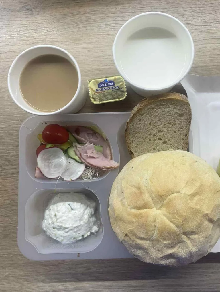 Śniadanie: dieta podstawowa (Chorzów, Sosnowiec) Zupa mleczna z kaszą manną – kawa zbożowa – chleb śląski – kajzerka – margaryna – pasta z twarogu z ogórkiem – polędwica sopocka – rzodkiewka – sałata – pomidorki – papryka - ogórek
A: GLU, SOJ, MLE, SEL
Śniadanie: dieta podstawowa (Chorzów, Sosnowiec) Zupa mleczna z kaszą manną – kawa zbożowa – chleb śląski – kajzerka – margaryna – pasta z twarogu z ogórkiem – polędwica sopocka – rzodkiewka – sałata – pomidorki – papryka - ogórek
A: GLU, SOJ, MLE, SEL