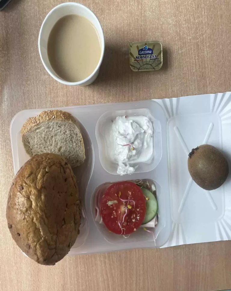 Śniadanie: dieta z ograniczeniem węglowodanów łatwoprzyswajalnych (Chorzów, Sosnowiec) 
Kawa zbożowa – chleb graham –  grahamka – margaryna – pasta z twarożku z rzodkiewką – pomidor – kiełki – ogórek - łopatka konserwowa – kiwi
A: GLU, SOJ, MLE, SEL, GOR 
