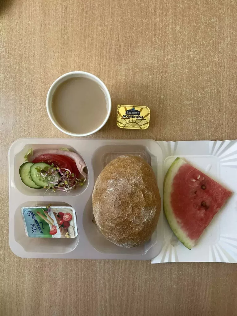 Śniadanie: dieta z ograniczeniem węglowodanów łatwoprzyswajalnych (Chorzów, Sosnowiec) 
Kawa zbożowa – chleb graham –  margaryna –  grahamka – serek Almette – łopatka konserwowa – ogórek – sałata – pomidor – kiełki - arbuz
A: GLU, JAJ, SOJ, MLE, SEL, GOR 
