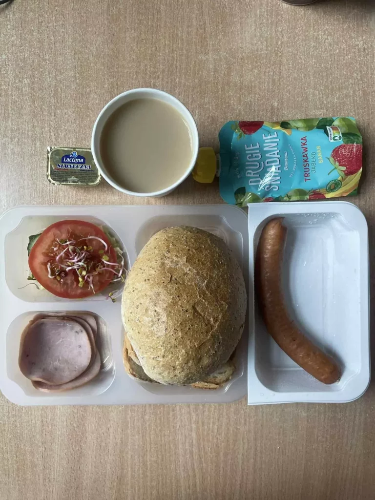 Śniadanie: dieta z ograniczeniem węglowodanów łatwoprzyswajalnych (Chorzów, Sosnowiec) 
Kawa zbożowa – chleb graham –  grahamka – margaryna – parówki z szynki – szynka biała – ogórek – sałata –  pomidor – mus owocowy
A: GLU, SOJ, MLE, SEL, GOR 

