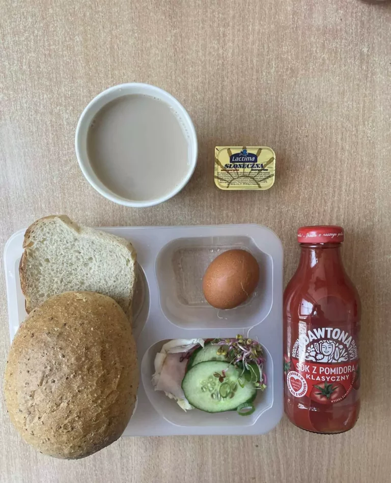 Śniadanie: dieta z ograniczeniem węglowodanów łatwoprzyswajalnych (Chorzów, Sosnowiec) 
Kawa zbożowa – chleb graham –  grahamka – margaryna -szynka rzeźnika – jaja gotowane – ogórek – sałata – pomidor – szczypiorek – kiełki - sok pomidorowy
A: GLU, JAJ, SOJ, MLE, SEL 
