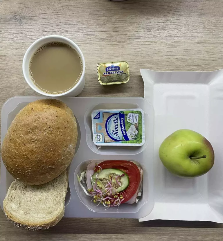 Śniadanie: dieta z ograniczeniem węglowodanów łatwoprzyswajalnych (Chorzów, Sosnowiec) 
Kawa zbożowa – chleb graham –  grahamka – margaryna – serek Hochland – szynka rzeźnika – pomidor – sałata –ogórek – kiełki -  jabłko
A: GLU, SOJ, MLE, SEL 
