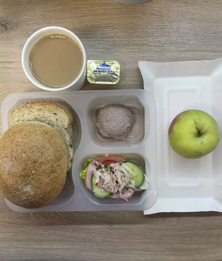 Śniadanie: dieta z ograniczeniem węglowodanów łatwoprzyswajalnych (Chorzów, Sosnowiec) 
kawa zbożowa – chleb graham – margaryna – pasztet z kurczaka – szynka biała – papryka czerwona – sałata – ogórek – pomidor -  rzodkiewka -  jabłko 
A: GLU, JAJ, SOJ, MLE, SEL, GOR  
