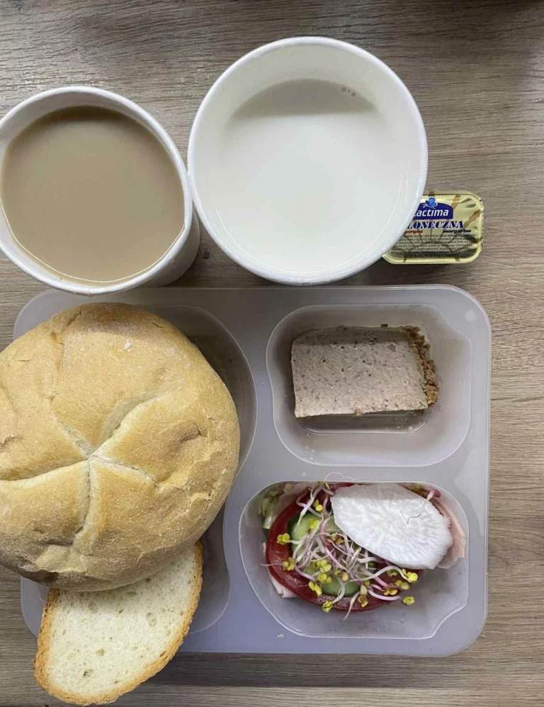 Śniadanie: dieta podstawowa (Chorzów, Sosnowiec) Zupa mleczna z kaszą orkiszową – kawa zbożowa – chleb śląski – pasztet z kurczaka pieczony – szynka biała – ogórek – sałata – pomidor – kiełki – rzodiewka
A: GLU, JAJ, SOJ, MLE, SEL, GOR 

