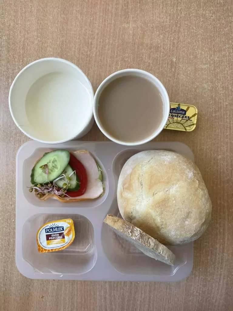 Śniadanie: dieta podstawowa (Chorzów, Sosnowiec)
Zupa mleczna z brązowym ryżem – kawa zbożowa – chleb śląski – kajzerka – margaryna – miód pszczeli – łopatka konserwowa – ogórek – sałata – pomidor – kiełki
A: GLU, JAJ, SOJ, MLE, SEL, GOR
Śniadanie: dieta podstawowa (Chorzów, Sosnowiec)
Zupa mleczna z brązowym ryżem – kawa zbożowa – chleb śląski – kajzerka – margaryna – miód pszczeli – łopatka konserwowa – ogórek – sałata – pomidor – kiełki
A: GLU, JAJ, SOJ, MLE, SEL, GOR