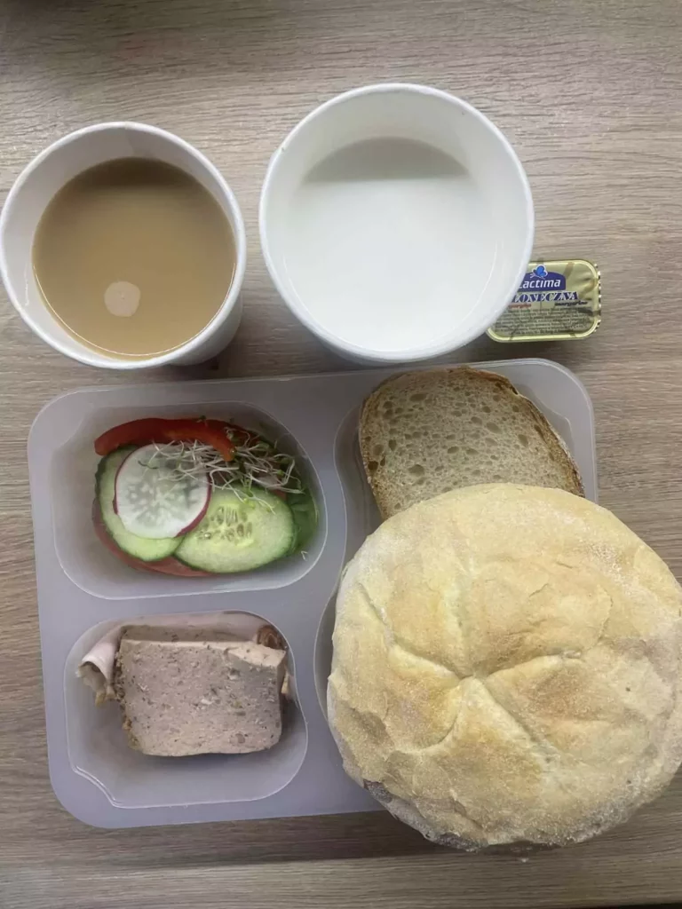 Śniadanie: dieta podstawowa (Chorzów, Sosnowiec) 
Zupa mleczna z płatkami gryczanymi – chleb śląski – kajzerka – margaryna – pasztet z kurczaka pieczony – szynka biała – papryka – sałata – pomidor – ogórek – kiełki – rzodkiewka 
A: GLU, JAJ, SOJ, MLE, SEL, GOR  
