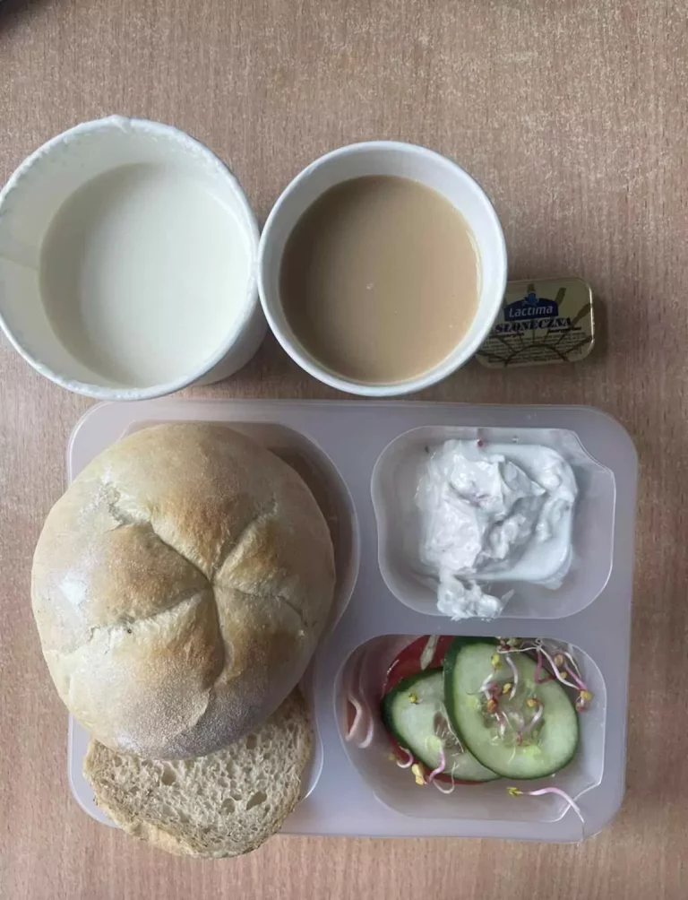 Śniadanie: dieta podstawowa (Chorzów, Sosnowiec) 
Zupa mleczna z brązowym ryżem – kawa zbożowa – chleb śląski – kajzerka – pasta z twarogu z rzodkiewką – łopatka konserwowa – pomidor – kiełki – ogórek 
A: GLU, SOJ, MLE, SEL, GOR 
