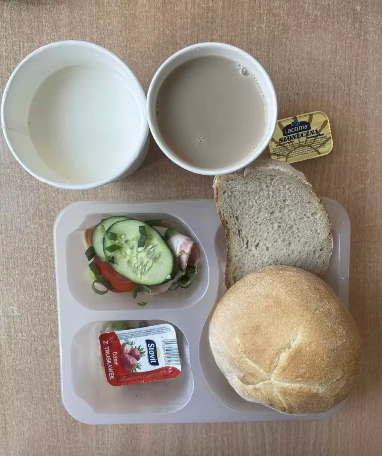 Śniadanie: dieta podstawowa (Chorzów, Sosnowiec)
Zupa mleczna z płatkami owsianymi – kawa zbożowa – chleb śląski – kajzerka – margaryna – dżem owocowy – szynka rzeźnika – ogórek – sałata – pomidor – szczypiorek – kiełki
A: GLU, SOJ, MLE, SEL
Śniadanie: dieta podstawowa (Chorzów, Sosnowiec)
Zupa mleczna z płatkami owsianymi – kawa zbożowa – chleb śląski – kajzerka – margaryna – dżem owocowy – szynka rzeźnika – ogórek – sałata – pomidor – szczypiorek – kiełki
A: GLU, SOJ, MLE, SEL