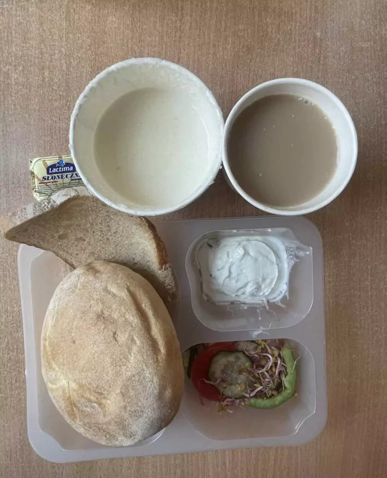 Śniadanie: dieta podstawowa (Chorzów, Sosnowiec)
Zupa mleczna z brązowym ryżem – kawa zbożowa – chleb śląski – kajzerka – pasta z twarożku z ogórkiem – łopatka konserwowa – pomidor – sałata – ogórek – papryka – kiełki 
A: GLU, SOJ, MLE, SEL, GOR 
