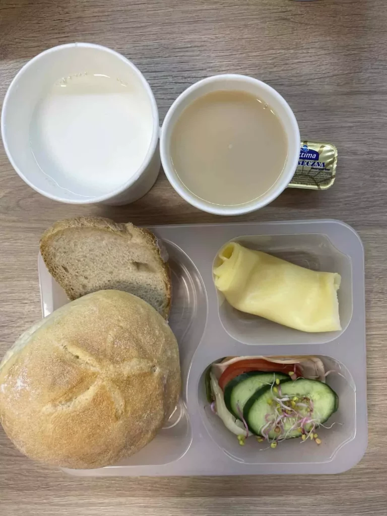 Śniadanie: dieta podstawowa (Chorzów, Sosnowiec) 
Zupa mleczna z kaszą orkiszową – kawa zbożowa – chleb śląski – kajzerka – margaryna – ser żółty – szynkowa z kurczakiem – ogórek – sałata – pomidor – kiełki 
A: GLU, SOJ, MLE, SEL, GOR 
