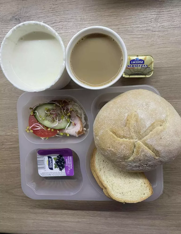 Śniadanie: dieta podstawowa (Chorzów, Sosnowiec)
Zupa mleczna z płatkami gryczanymi – chleb śląski – kajzerka – margaryna – dżem owocowy niskosłodzony – szynka rzeźnika – pomidor – sałata – ogórek – kiełki
A: GLU, SOJ, MLE, SEL
Śniadanie: dieta podstawowa (Chorzów, Sosnowiec)
Zupa mleczna z płatkami gryczanymi – chleb śląski – kajzerka – margaryna – dżem owocowy niskosłodzony – szynka rzeźnika – pomidor – sałata – ogórek – kiełki
A: GLU, SOJ, MLE, SEL