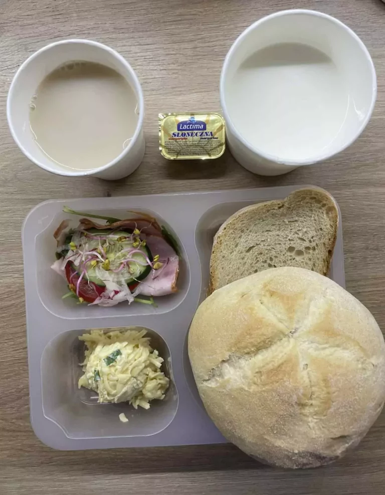 Śniadanie: dieta podstawowa (Chorzów, Sosnowiec) 
Zupa mleczna z kaszą manną – kawa zbożowa – chleb śląski – kajzerka – margaryna – pasta serowa ze szczypiorkiem – polędwica sopocka – rzodkiewka – sałata – pomidor – ogórek – kiełki 
A: GLU, SOJ, MLE,SEL 
