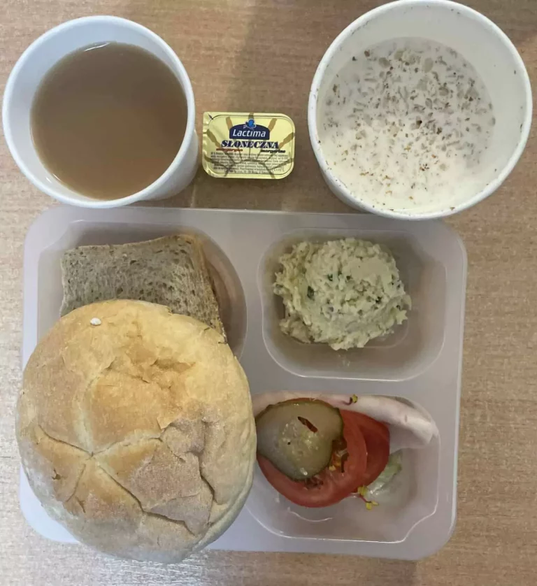 Śniadanie: dieta podstawowa (Chorzów, Sosnowiec) 
Zupa mleczna z płatkami  owsianymi – kawa zbożowa – chleb śląski – kajzerka – pasta serowa ze szczypiorkiem – szynkowa dębowa – pomidor – sałata – ogórek kiszony – kiełki 
A: GLU, MLE
