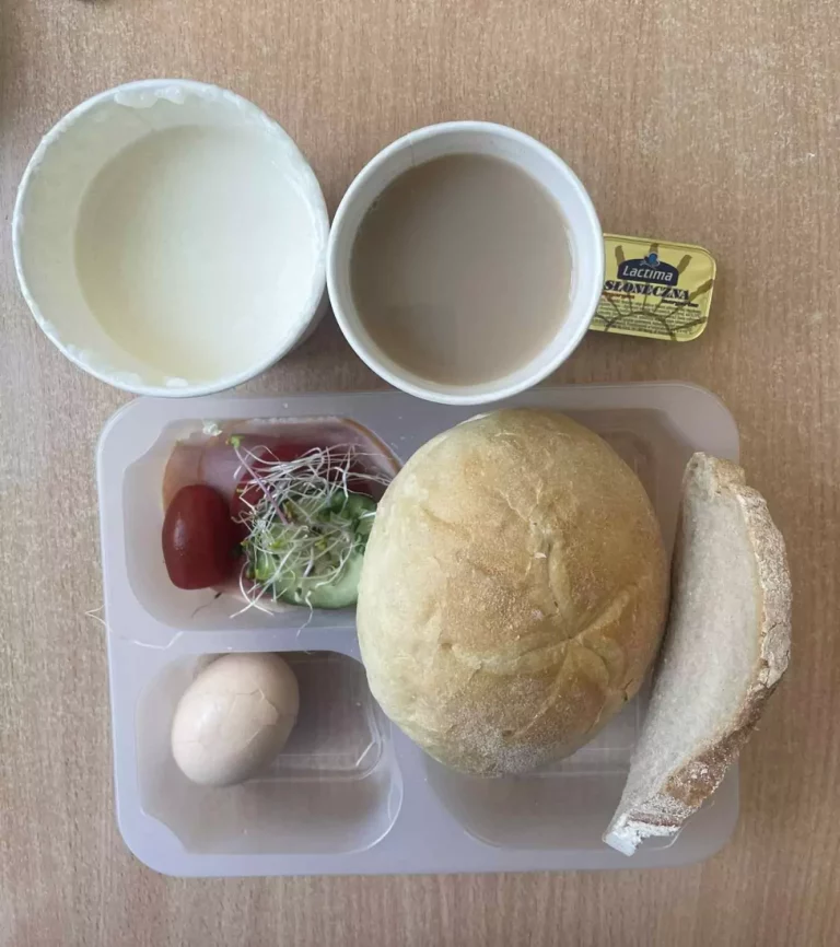 Śniadanie: dieta podstawowa (Chorzów, Sosnowiec) 
Zupa mleczna z brązowym ryżem – kawa zbożowa – chleb śląski – kajzerka – margaryna – jaja gotowane – łopatka konserwowa – ogórek – pomidor koktajlowy – kiełki -  sałata
A: GLU, JAJ, SOJ, MLE, SEL, GOR 

