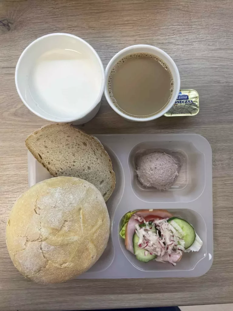 Śniadanie: dieta podstawowa (Chorzów, Sosnowiec)
Zupa mleczna z płatkami gryczanymi – kawa zbożowa – chleb śląski – kajzerka – margaryna – pasztet z kurczaka – szynka biała – papryka czerwona – sałata – pomidor – rzodkiewka – ogórek
A: GLU, JAJ, SOJ, MLE, SEL, GOR
Śniadanie: dieta podstawowa (Chorzów, Sosnowiec)
Zupa mleczna z płatkami gryczanymi – kawa zbożowa – chleb śląski – kajzerka – margaryna – pasztet z kurczaka – szynka biała – papryka czerwona – sałata – pomidor – rzodkiewka – ogórek
A: GLU, JAJ, SOJ, MLE, SEL, GOR