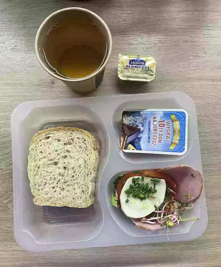 Kolacja (Chorzów, Sosnowiec): dieta z ograniczeniem łatwoprzyswajalnych węglowodanów 

herbata - chleb graham - margaryna - szynkowa dębowa - serek Hochland – pomidor – ogórek – sałata – kiełki - szczypiorek
A: GLU, MLE

