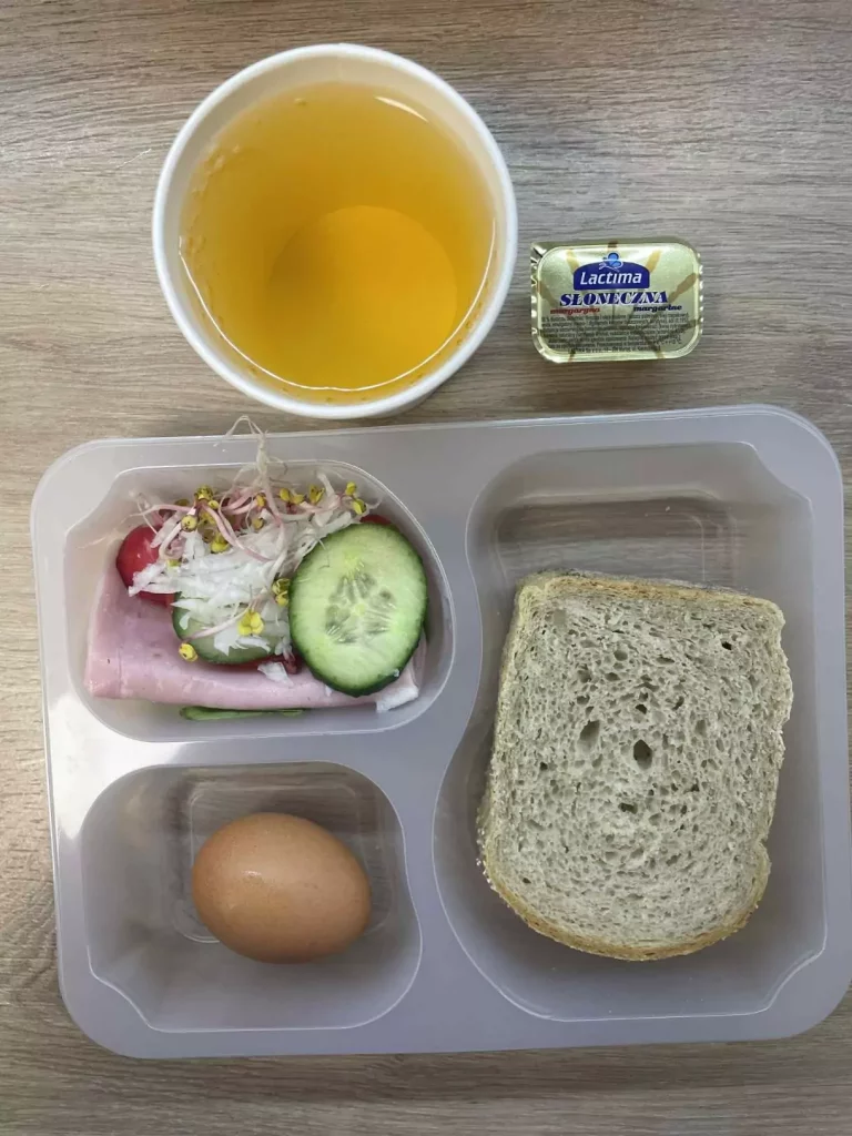 Kolacja: dieta z ograniczeniem węglowodanów łatwoprzyswajalnych (Chorzów, Sosnowiec) 
Herbata – chleb graham – margaryna  - jaja gotowane – szynka biała rzeźnika – pomidor – ogórek – rzodkiewka – kiełki – sałata 
A: GLU, SOJ, MLE, SEL, GOR 
