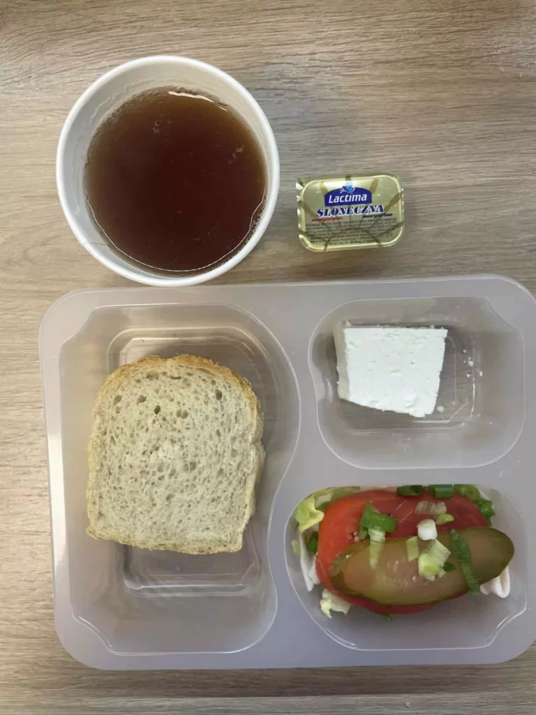 Kolacja: dieta z ograniczeniem węglowodanów łatwoprzyswajalnych (Chorzów, Sosnowiec) 
Herbata – chleb graham – margaryna –  twaróg krajanka – łopatka konserwowa – ogórek kiszony – pomidor – sałata - szczypiorek
A: GLU, SOJ, MLE, SEL, GOR 
