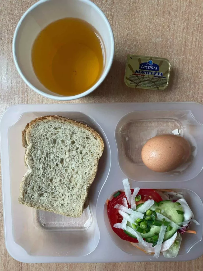Kolacja: dieta z ograniczeniem węglowodanów łatwoprzyswajalnych (Chorzów, Sosnowiec) 
Herbata – chleb graham – margaryna –  jaja gotowane – łopatka konserwowa – pomidor – ogórek – rzodkiewka – sałata – szczypiorek 
A: GLU, JAJ, SOJ, MLE, SEL, GOR 
