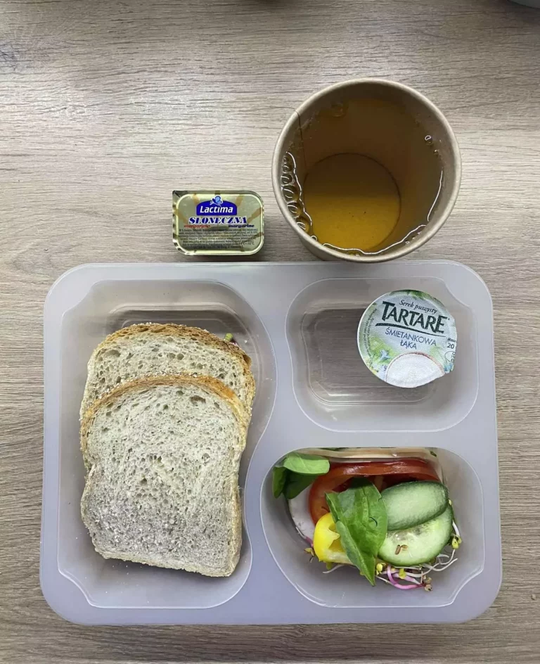 Kolacja: dieta z ograniczeniem węglowodanów łatwoprzyswajalnych (Chorzów, Sosnowiec) 
Herbata – chleb graham – margaryna – serek śmietankowy – polędwica sopocka – ogórek – pomidor – papryka – sałata – kiełki 
A: GLU, SOJ, MLE, SEL 
