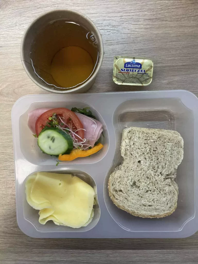 Kolacja: dieta z ograniczeniem węglowodanów łatwoprzyswajalnych (Chorzów, Sosnowiec) 
Herbata – chleb graham – margaryna – ser żółty – szynka konserwowa – ogórek – pomidor – sałata – kiełki – papryka 
A: GLU, SOJ, MLE, SEL, GOR  
