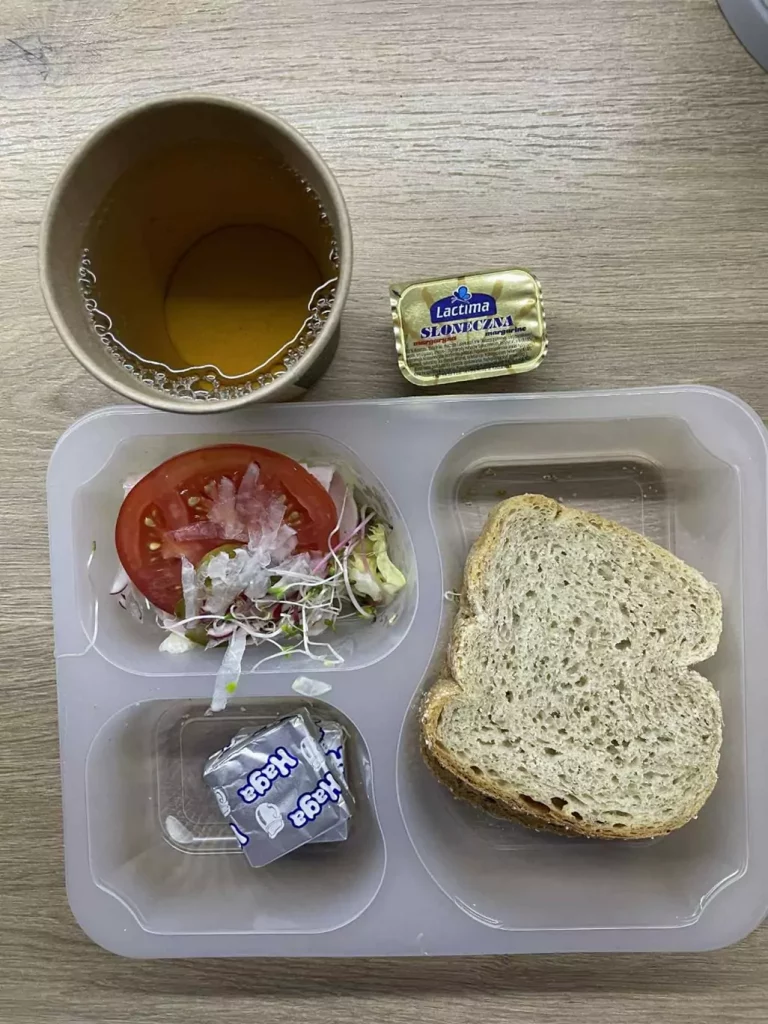 Kolacja: dieta z ograniczeniem węglowodanów łatwoprzyswajalnych (Chorzów, Sosnowiec) 
Herbata – chleb graham – margaryna – serek Kiri – szynka biała – ogórek – pomidor – rzodkiewka – sałata - kiełki
A: GLU, SOJ, MLE, SEL, GOR  
