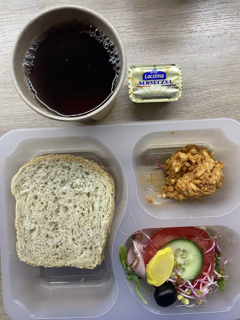 Kolacja: dieta z ograniczeniem łatwoprzyswajalnych węglowodanów (Chorzów, Sosnowiec)
herbata - chleb graham - margaryna - szynka konserwowa wieprzowa - paprykarz – pomidor – ogórek – papryka – oliwki – kiełki – sałata 
A: GLU, RYB, SOJ, MLE, SEL, GOR
