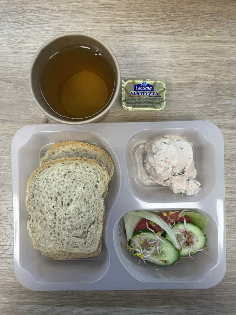 Kolacja: dieta z ograniczeniem węglowodanów łatwoprzyswajalnych (Chorzów, Sosnowiec) Herbata – chleb graham – margaryna –  pasta z czerwonej fasolki – serek śmietankowa łąka – pomidor – ogórek – sałata - kiełki
A: GLU, MLE 
