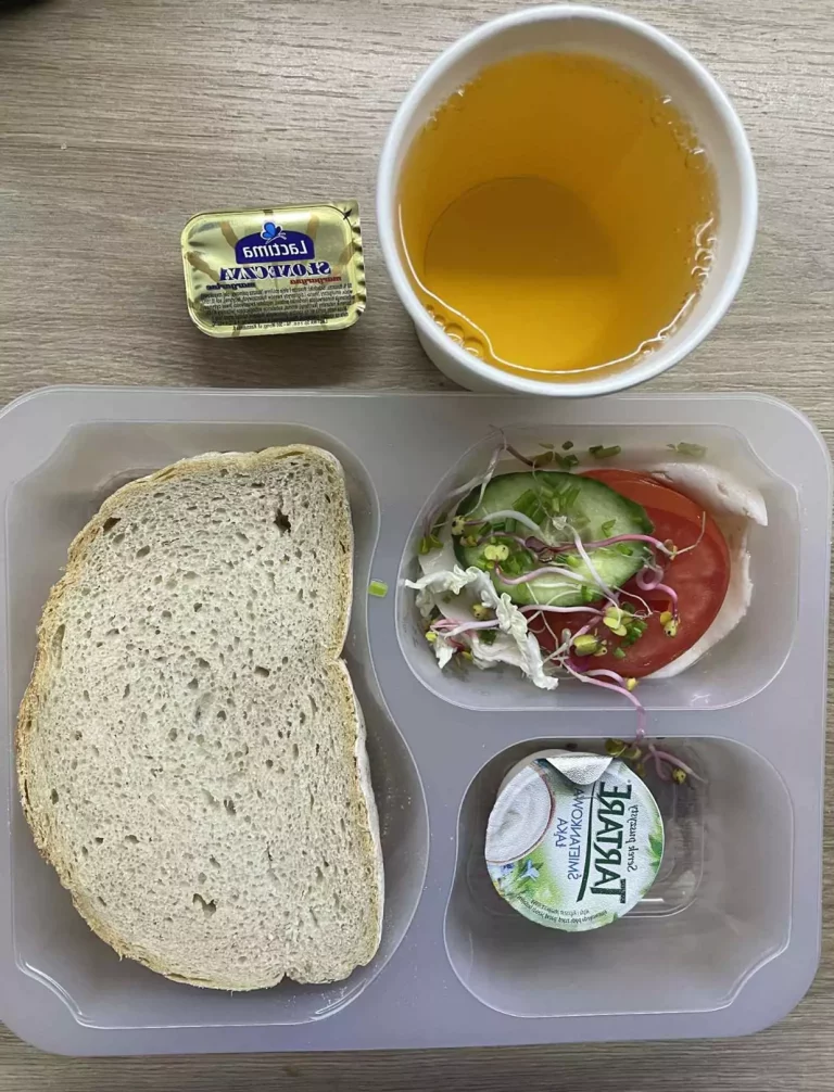Kolacja: dieta podstawowa (Chorzów, Sosnowiec) 
Herbata – chleb śląski – margaryna –  serek śmietankowa łąka  – szynka biała – ogórek – pomidor – kiełki – sałata 
A: GLU, SOJ, MLE, SEL, GOR 
