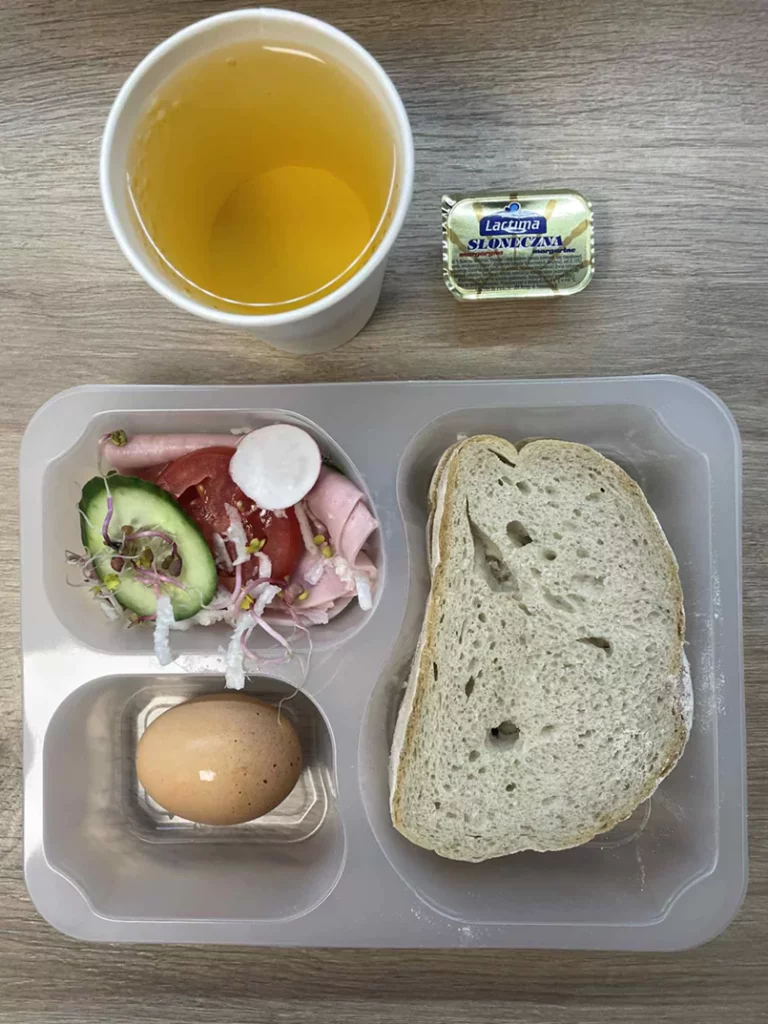 Kolacja: dieta podstawowa (Chorzów, Sosnowiec) 
Herbata – chleb śląski – margaryna –  jaja gotowane – szynka biała – pomidor – ogórek – sałata – kiełki – rzodkiewka 
A: GLU, JAJ, SOJ, MLE, SEL, GOR 
