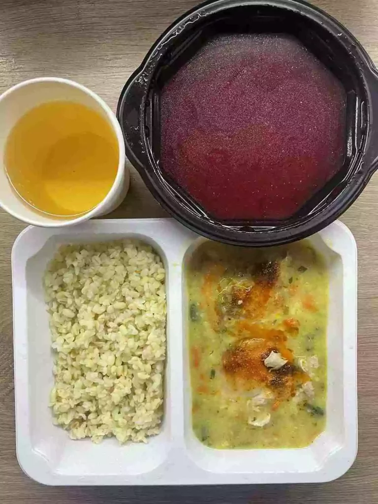 Obiad (Chorzów, Sosnowiec): dieta z ograniczeniem łatwoprzyswajalnych węglowodanów 

Barszcz czerwony z ziemniakami - udko z kurczaka pieczone - sos jarzynowy z brokułem - kasza bulgur - kompot
A: GLU, MLE, SEL 
