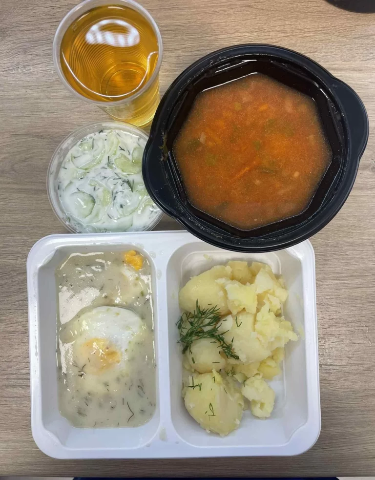Obiad: dieta podstawowa (Chorzów, Sosnowiec) Zupa pomidorowa z ryżem brązowym – jajko sadzone – mizeria – ziemniaki - kompot
A: GLU, JAJ, MLE, SEL
 