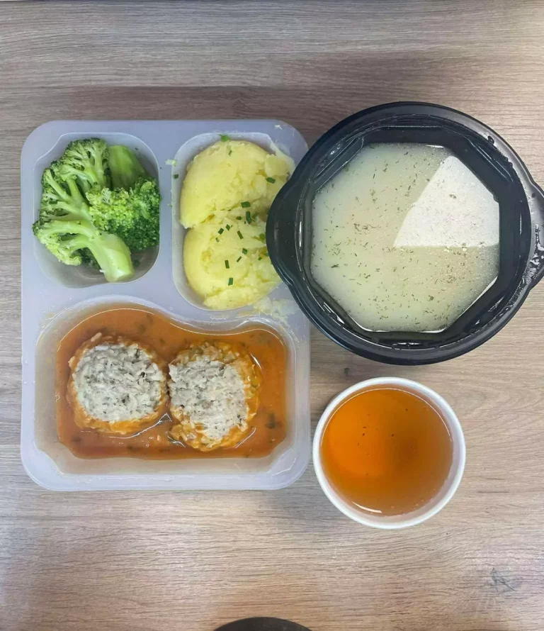 Obiad: dieta podstawowa (Chorzów, Sosnowiec) 
Krupnik z ziemniakami – gołąbki bez zawijania w sosie pomidorowym – brokuły gotowane – ziemniaki – kompot
A: GLU, JAJ, SEL 
