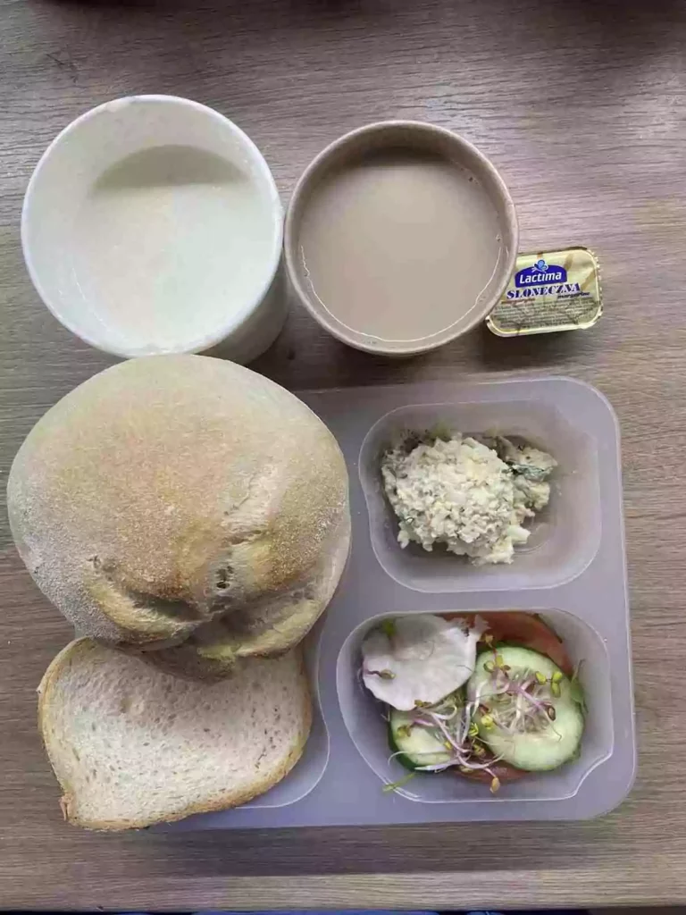 Śniadanie (Chorzów, Sosnowiec): dieta podstawowa

Zupa mleczna z płatkami gryczanymi - kawa zbożowa - chleb śląski - kajzerka - pasta jajeczna z koperkiem - polędwica sopocka - pomidor – sałata – rzodkiewka – ogórek – kiełki 
A: GLU, JAJ, SOJ, MLE, GOR 
