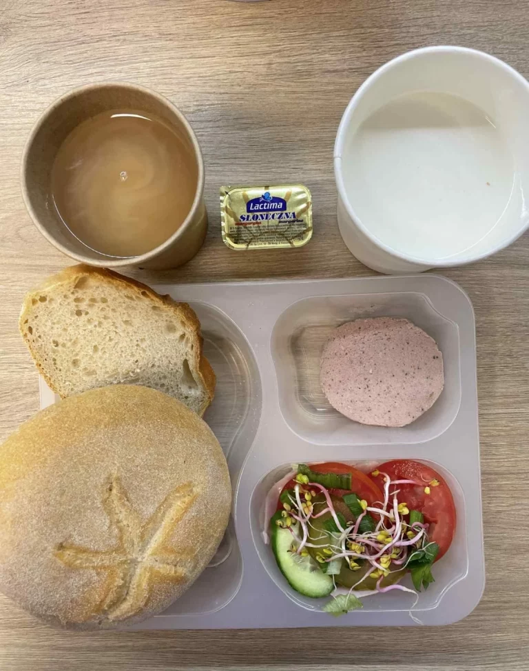 Śniadanie: dieta podstawowa (Chorzów, Sosnowiec) Zupa mleczna z kaszą orkiszową – kawa zbożowa – chleb śląski – kajzerka – margaryna – pasztet z kurczaka pieczony – szynka biała – ogórek – kiełki lucerny – pomidor – sałata – ogórek kiszony
A: GLU, JAJ, SOJ, MLE, SEL, GOR 

