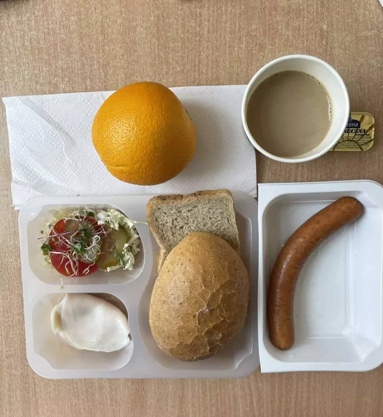 Śniadanie: dieta z ograniczeniem węglowodanów łatwoprzyswajalnych (Chorzów, Sosnowiec) 
Kawa zbożowa – chleb graham – grahamka – margaryna – parówki z szynki – szynka biała – ogórek – sałata – kiełki – pomidor -  pomarańcz
A: GLU, SOJ MLE, SEL, GOR 
