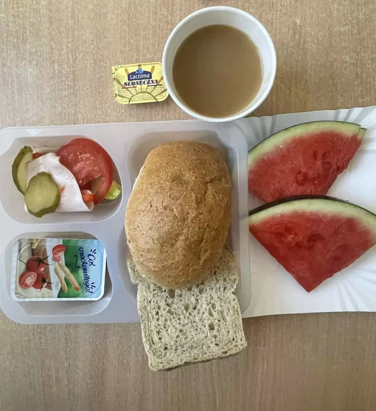 Śniadanie: dieta z ograniczeniem węglowodanów łatwoprzyswajalnych (Chorzów, Sosnowiec) 
kawa zbożowa – chleb graham – grahamka – margaryna – polędwica sopocka – serek śmietankowy – pomidor – sałata – kiełki – pomidor – papryka – ogórek kiszony – arbuz 
A: GLU, SOJ, MLE, SEL 
