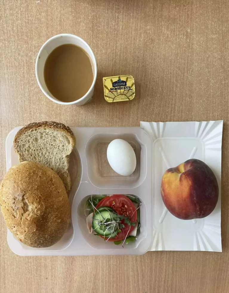 Śniadanie: dieta z ograniczeniem węglowodanów łatwoprzyswajalnych (Chorzów, Sosnowiec) 
kawa zbożowa – chleb graham – grahamka – margaryna – jaja gotowane – ogórek – sałata – pomidor – kiełki – brzoskwinia
A: GLU, JAJ, SOJ, MLE, SEL, GOR 
