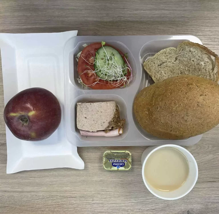 Śniadanie: dieta z ograniczeniem węglowodanów łatwoprzyswajalnych (Chorzów, Sosnowiec) 
kawa zbożowa – chleb graham – grahamka – margaryna – pasztet z kurczaka – szynka biała – papryka – sałata  - pomidor – ogórek – kiełki – jabłko 
A: GLU, JAJ, SOJ, MLE, SEL, GOR  
