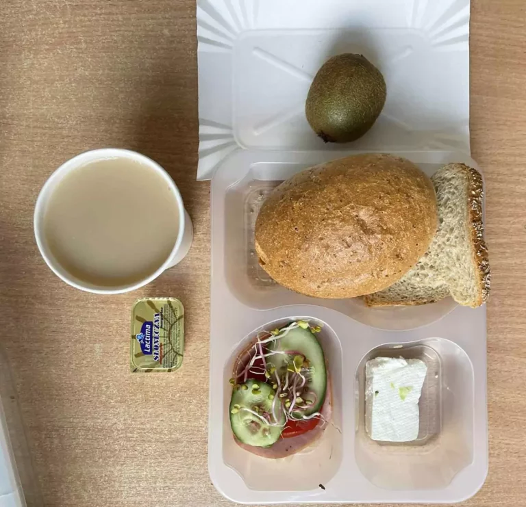 Śniadanie: dieta z ograniczeniem łatwoprzyswajalnych węglowodanów (Chorzów, Sosnowiec) 
kawa zbożowa - chleb graham - grahamka - szynka rzeźnika – serek Kiri - ogórek - sałata -pomidor – kiełki - kiwi
A: GLU, JAJ, SOJ, MLE, SEL
